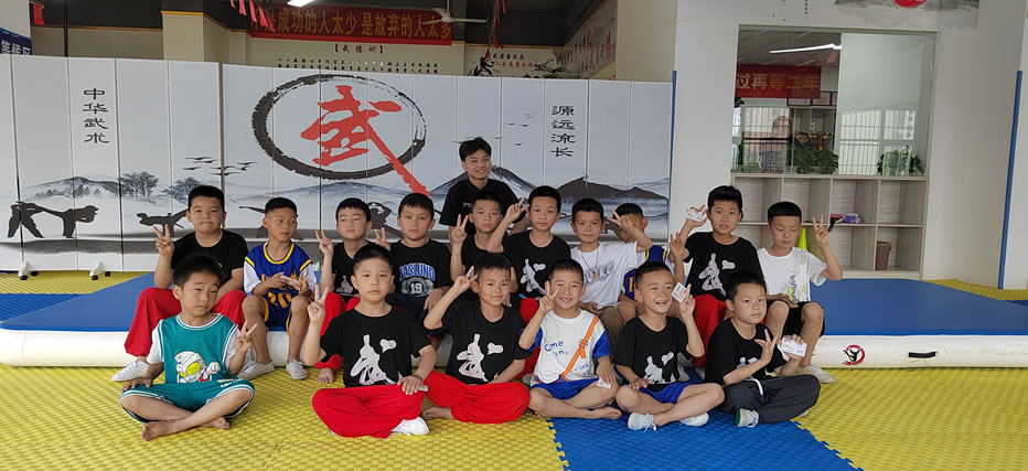 小學(xué)部師生快樂合影